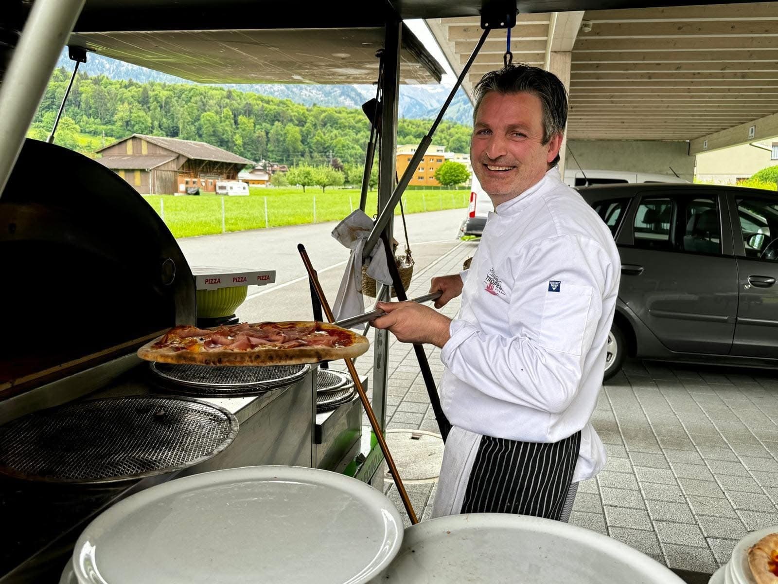 Onkel von Anton am Pizzaofen